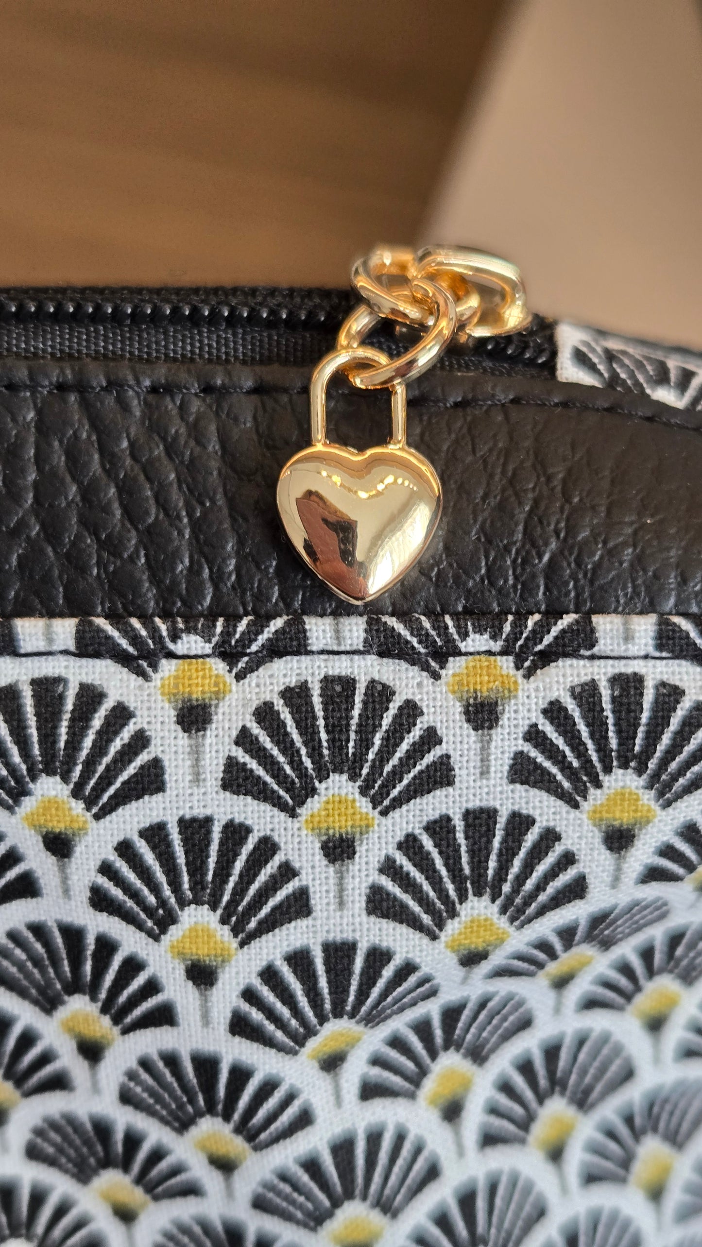 Sac à main artisanal en simili-cuir et coton "Black & Gold"