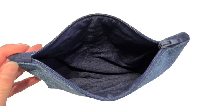 Pochette en jeans avec broderie "Coeurs bleus"