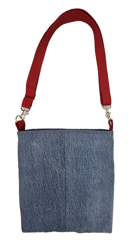 Sac à bandoulière artisanal jeans et plumes rouges