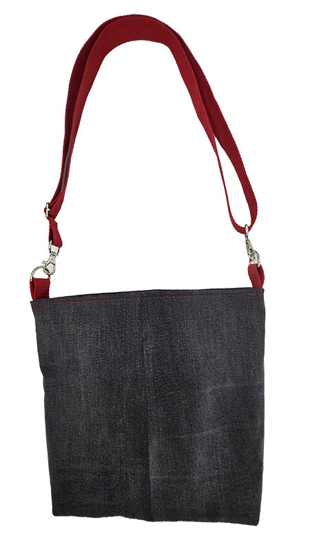 Sac à bandoulière artisanal jeans noir et plumes rouges