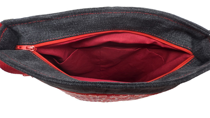 Sac à bandoulière artisanal jeans noir et plumes rouges