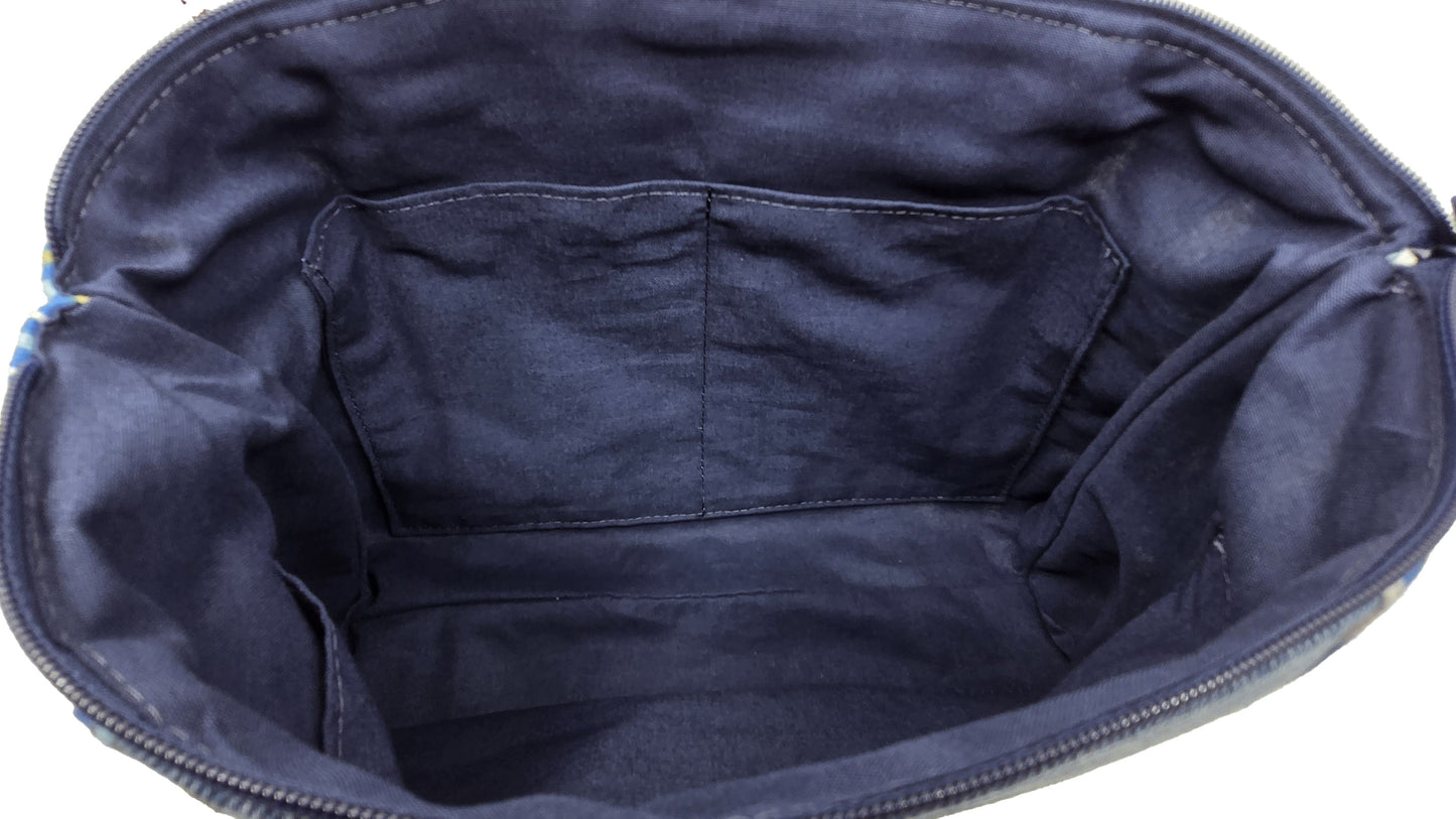 Sac à main artisanal beige et bleu
