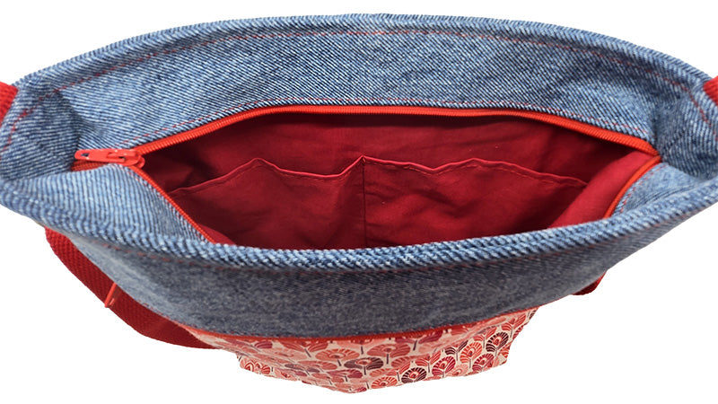 Sac à bandoulière artisanal jeans et plumes rouges