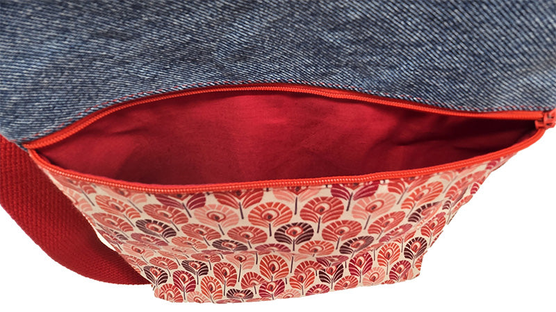 Sac à bandoulière artisanal jeans et plumes rouges