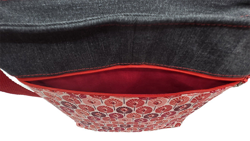 Sac à bandoulière artisanal jeans noir et plumes rouges
