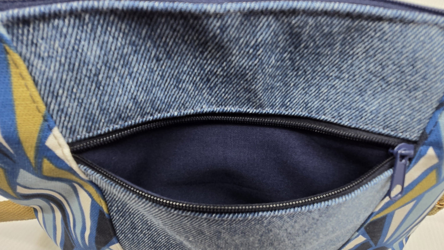 Sac à main artisanal beige et bleu
