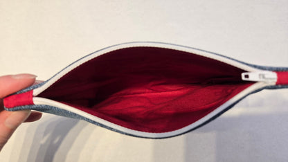 Pochette en jeans avec broderie "Music"