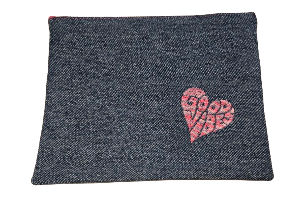 Pochette en jeans avec broderie "Good Vibes"