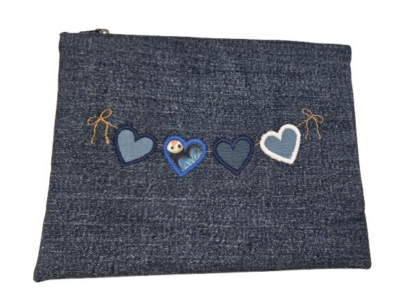 Pochette en jeans avec broderie "Coeurs bleus"