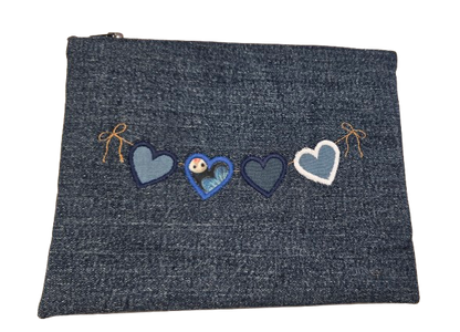 Pochette en jeans avec broderie "Coeurs bleus"