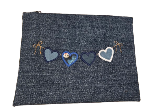 Pochette en jeans avec broderie "Coeurs bleus"
