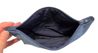 Pochette en jeans avec broderie "Coeurs bleus"