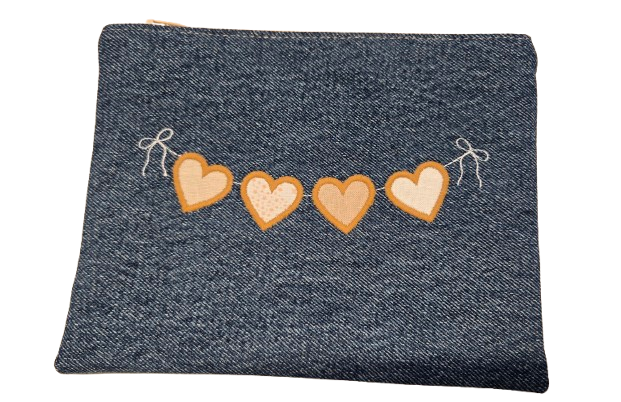 Pochette en jeans avec broderie "Coeurs beiges"