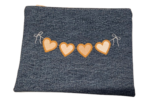 Pochette en jeans avec broderie "Coeurs beiges"