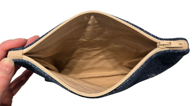 Pochette en jeans avec broderie "Coeurs beiges"