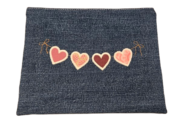 Pochette en jeans avec broderie "Coeurs roses"