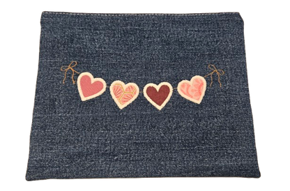 Pochette en jeans avec broderie "Coeurs roses"
