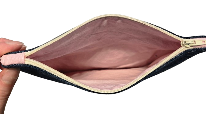 Pochette en jeans avec broderie "Coeurs roses"