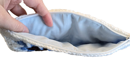 Trousse au crochet bleue grand format