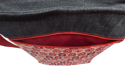Sac à bandoulière artisanal jeans noir et plumes rouges